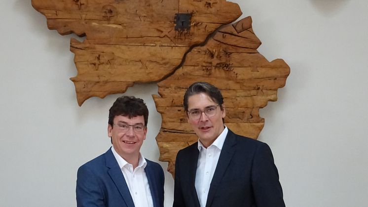 Handshake für die digitale Zukunft von Markt Indersdorf: Bürgermeister Franz Obesser und Uwe Nickl, CEO von Deutsche Glasfaser, besiegeln die Eigentumsübertragung des Glasfasernetzes.