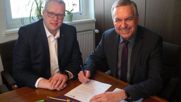 In Beisein von Frank Niemeier (Deutsche Glasfaser) unterzeichnet Bürgermeister Gerd Albrecht den Vertrag für die Glasfaseranschlüsse für die Gemeinde Wendeburg.