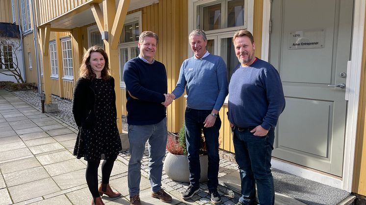 FORTSETTER SAMARBEIDET: Höegh Eiendoms prosjektleder Moss Guro Varvin Hjelseng (f.v.) og prosjektdirektør Atle Sundby, ØMF Asker Entreprenørs regionleder Bjørn Sikkeland og prosjektleder Jørn Gaarder Lie.
