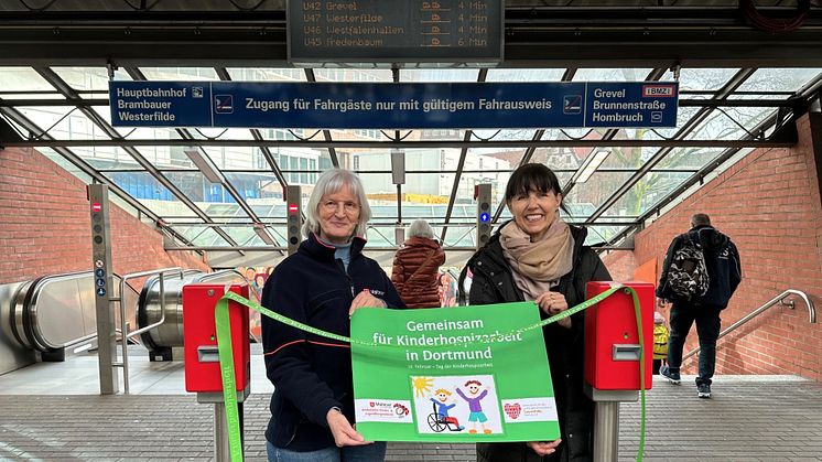 Michaela Büschler (Malteser, l.) und Irene Mechsner (Löwenzahn, r.) an der Stadtbahn-Haltestelle Stadtgarten.