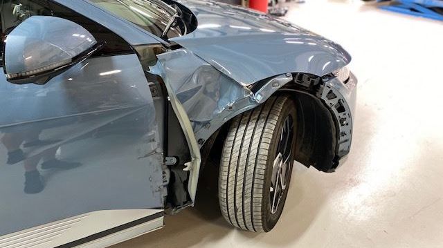 Til tross for tilsynelatende små skader endte denne bilen på skraphaugen.
