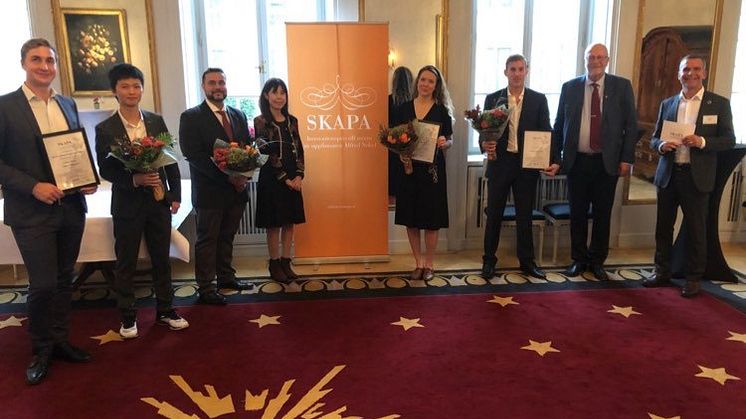 Vinnarna från vänster; Anders Helgesson och Linfan Zhang, Mohammed el Shobaki och Kyoko Jansson, Dora Palafi, Wilhelm Bäckström. Bredvid Wilhelm; landshövdning Sven-Erik Österberg och Robert Kingfors, vd, Södertälje Science Park.