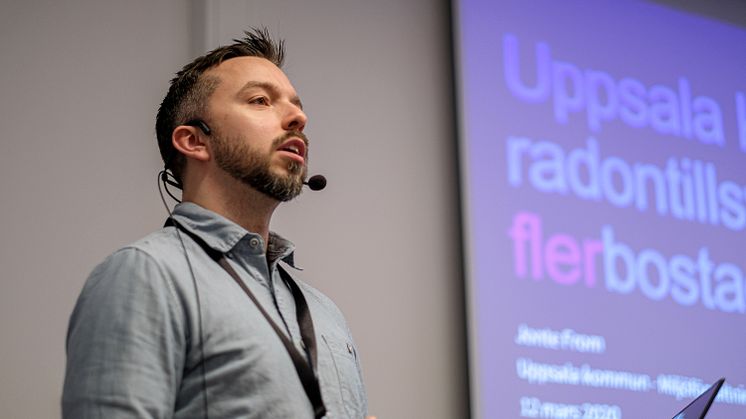 Jonte From från Uppsala kommun presenterar deras arbete med radon