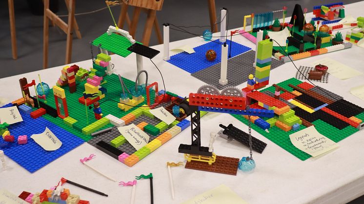 De børn og unger der mødte op til åbent hus-arrangementet, kunne give deres ideer liv gennem blandt andet tegning, collager og som her; LEGO.