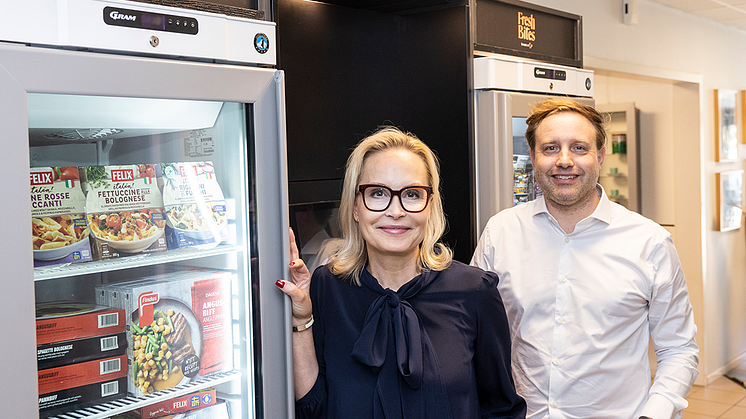 Anna Ståhl och Peter Has framför en Fresh Bites- kyl