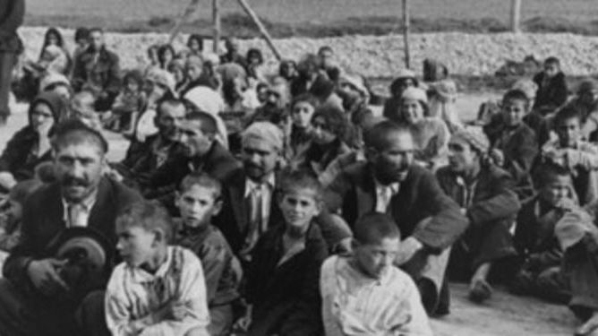 Romer samlade i Belzec koncentrationsläger. Foto: USHMM. 