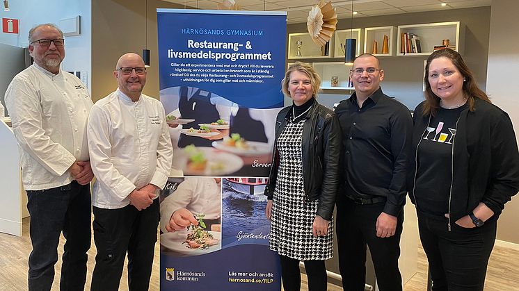 Delar av styrgruppen firar certifieringen av Restaurang- och livsmedelsutbildningen. Från vänster: Matz Bergström, Lasse Bergman och Helene Hålldin, Härnösands gymnasium samt Fredrik Björk, Hotell Höga Kusten, och Emma Edfors, Hernö Gin.