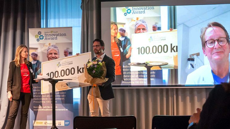 Johanna Ulfvarson och Jonas Sareld delar ut Medtech4Health Innovation Award 2022 till SeeWounds Folke Sjöberg. Foto: Jan Åkesson, Medtech4Health.