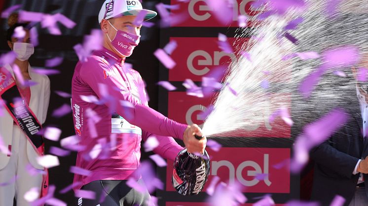 Cykelholdet BORA-hansgrohe afslutter løbet i Italien med en sejr til Peter Sagan på 10. etape samt den lilla pointtrøje til den bedste sprinter.