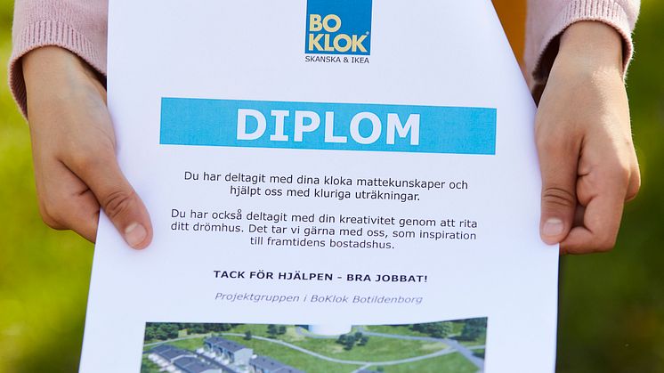 Barnen från Rosengårdsskolan fick diplom för sina  insatser, vid besök på BoKlok Botildenborg, Västra Kattarp, Malmö. 