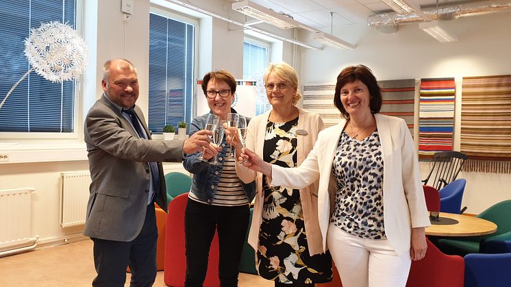 - Värt en skål! Leif Lahti, direktör på Utbildning Nord (till vänster) & Katarina Lindberg, rektor på Gränsälvsgymnasiet (längst ut till höger) gratulerade vårdlärarna Tina Nordman och Kristina Tapani  som genomfört jobbet  med ansökan.