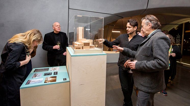 Robert Schmidtz, White Arkitekter, visar upp modellen av Skellefteås kommande kulturhus.