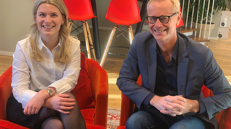 Maja Johansson välkomnas av CEO och grundare Håkan Lord.