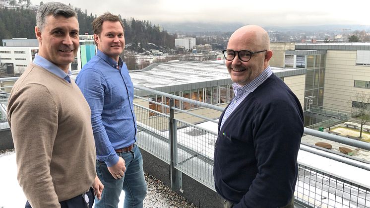 Erik Nøkleby Holth og Christian Tidemann-Andersen i IT-konsulentskapet Align Consulting har signert kontrakt med Hakon Lærum og Kontorhuset. I juni 2020 flytter Align inn i bygget du ser i bakgrunnen som en av de aller første.