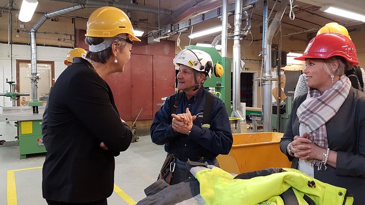 Ylva Johansson visade stort intresse under sin rundvandring.  Frågorna till lärare och studerande var många. Här i samspråk med Allan Parvianen, bygglärare och utbildningschefen för bygg- och hantverksutbildningarna i Hedenäset, Pilvi Ryökkynen.