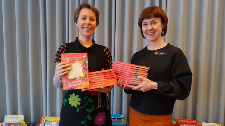 Barnbibliotekarierna Åsa Wilén och Stina Ingvarsson förbereder utdelningen av boken Min egen bok om att börja förskoleklass. Foto: Piteå kommun