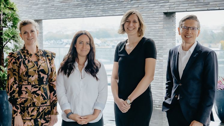 PwC kjøper Vega Integrity, og styrker seg på hvitvasking og økonomisk kriminalitet. Julie Odden og Nathalie Bauer (i midten) blir ansatt i PwC. Her med  Kjersti Aksnes Gjesdahl (tv.) og Gunnar Holm Ringen fra PwC.