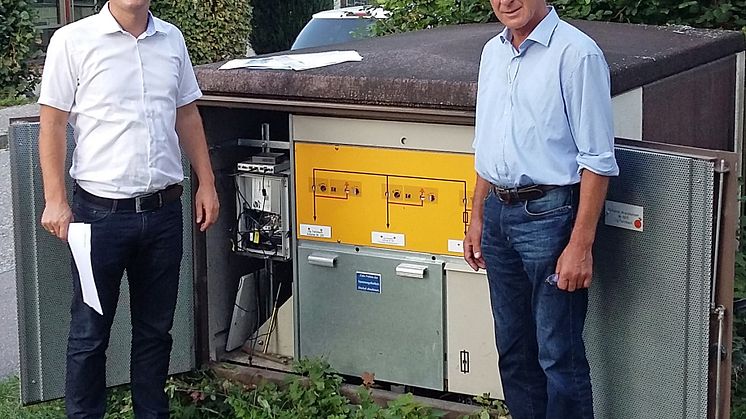 Start für das "Strom-Internet": Bad Feilnbachs Bürgermeister Hans Hofer (r.) und Bayernwerk-Netzbauleiter Gazmend Kryeziu vor einer für den Breitband-Powerline-Test umgerüsteten Trafostation.