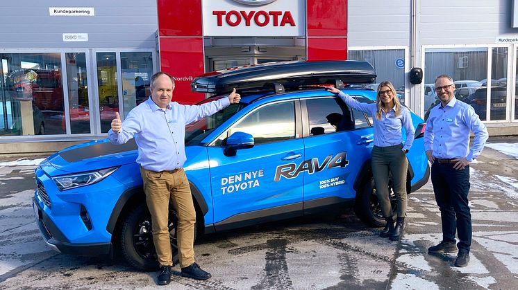 Toyota på topp: Daglig leder Oddgeir Nergaard (t.v), Bilselger Nina Richardsen Schjelderup (i midten) og Salgssjef Hans Petter Heim (t.h).