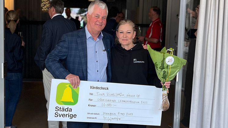 Tiina Laséen v Kuhlström tar emot Städa Sveriges ledarstipendium av organisationens ordförande Bengt Jönsson.