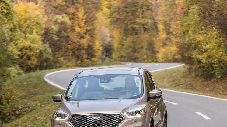 2016Kuga_Vignale_Milano_Grigio_032