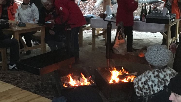 RebildGuiderne hyggede om gæsterne på turens sidste stop: Lokale bobler og snacks fra hhv. Guldbæk Vingård og Krastrupsøgaard, i Max Henius bålhytten i Rebild Bakker