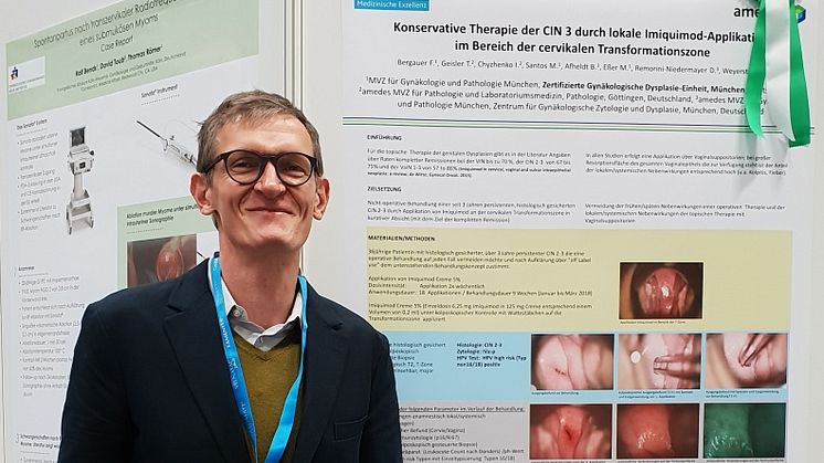 Dr. med. Florian Bergauer vor dem Beitrag der Arbeitsgruppe