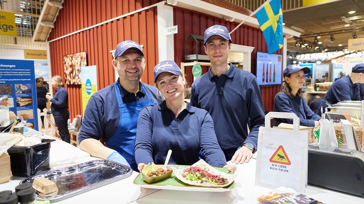 I den svenska montern visas ett rikt smörgåsbord av mat- och dryckesupplevelser. På bilden bjuds det på älgtacos.  Foto: Bernhard Ludewig.