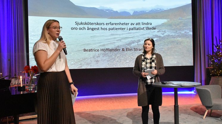 Beatrice Hofflander och Elin Strand från Högskolan Väst fanns på plats för att berätta om sitt examensarbete. Foto: Mats Kärnestad, Axlagården Umeå Hospice AB