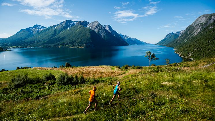 Frå Urke mot Sæbø og ut Hjørundfjorden 