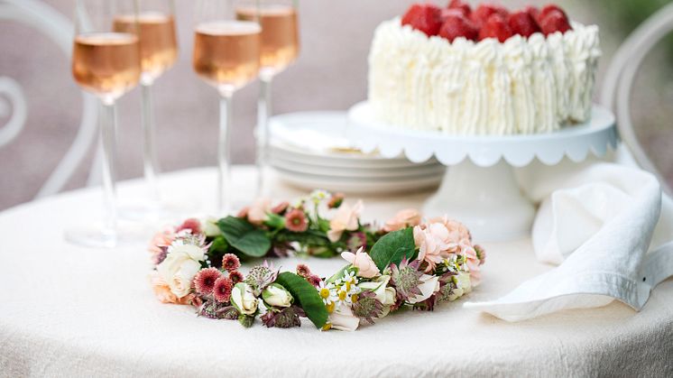 Blomsterkrans på HEDVIG bordsduk. 
