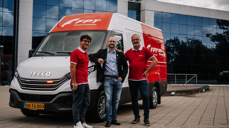 Copenhagen Global har fået en flot ny varevogn med markedets stærkeste 3.0L-motor. Morten Bandier, KA Manager hos IVECO, leverer IVECO Daily til Robert Damgaard Petersen og Pier Paolo Pignatelli fra Copenhagen Global.