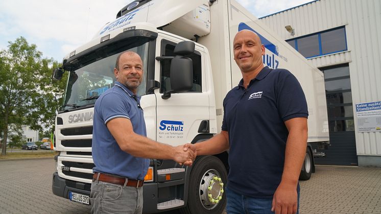 Die Schulz Kühl- und Tiefkühllogisitk setzt auf die Vehicle Related Services von Scania. Uwe Schulz (r.) und Andreas Kürbis von Scania Dresden verbindet eine langjährige Geschäftsverbindung. 