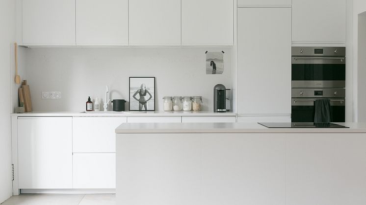 Fotograf Karine Köng skapar ett ljust och minimalistiskt skandinaviskt inspirerat kök som möter hennes familjs behov och påminner henne om färgerna på de omgivande stränderna.
