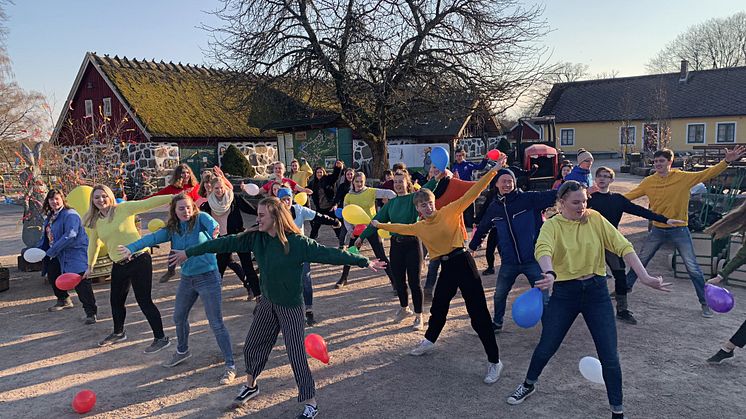 Mer än hälften av förra årets Äventyrare är tillbaka även i år. Här välkomnar de sina nya Äventyrarkollegor med en fartfylld flashmob.