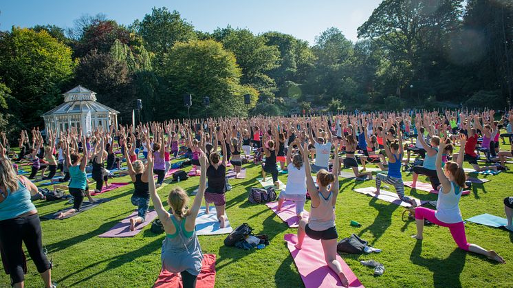 Foto från Hagabadets utomhusyoga i Botaniska trädgården 2015. 