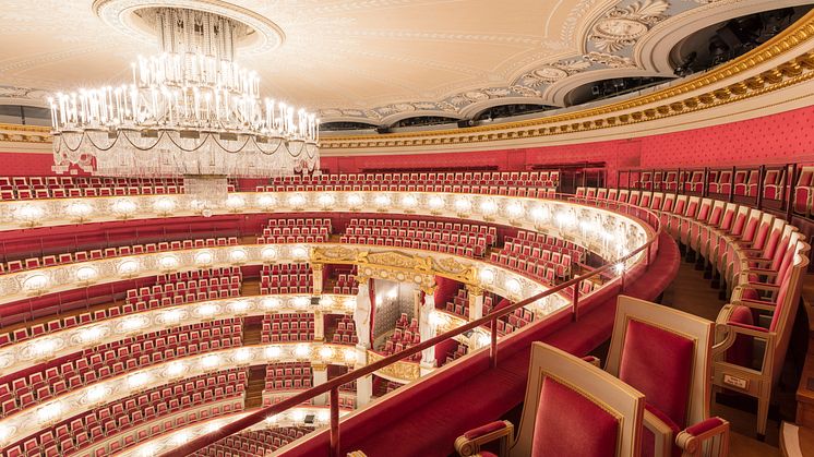 München_Staatsoper,_Zuschauerraum_mit_Rängen.jpg