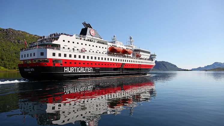 Vår mest populära paketresa är den som kombinerar  den svenska vildmarken längs Inlandsbanan med en av världens vackraste kryssningsresor, Hurtigruten. 