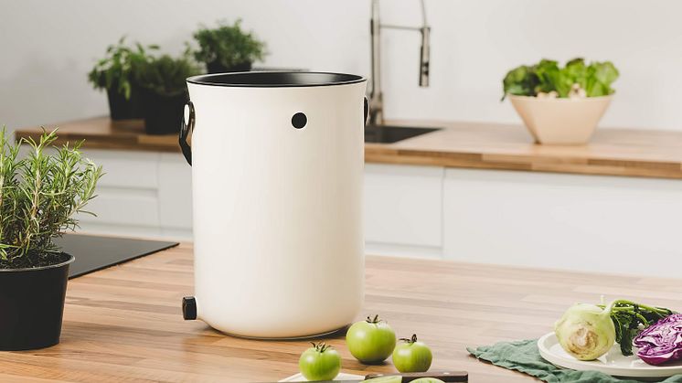 Den nätta och smidiga Bokashi-hinken rymmer 9,6 liter och den snygga designen gör det roligt att ha den framme i köket. 