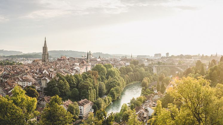 Bern-Panorama vom Rosengarten mit Sicht auf Muenster, Bundeshaus, Aare © Switzerland Tourism:Markus Buehler