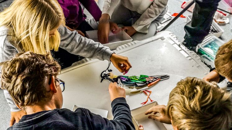Hvalfangstmuseet (Vestfoldmuseet IKS) får støtte til miljø- og kunstformidling for barn og unge. Bildet er fra en workshop i regi av kunstnerne Kari Prestgaard og Astor Andersen. (Foto: Prestgaard/Andersen)