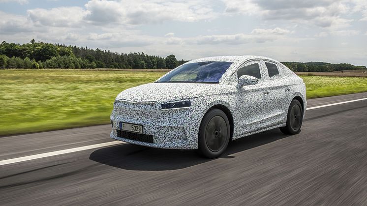 ŠKODA ENYAQ COUPÉ iV smider forklædningen til verdenspremieren i december.
