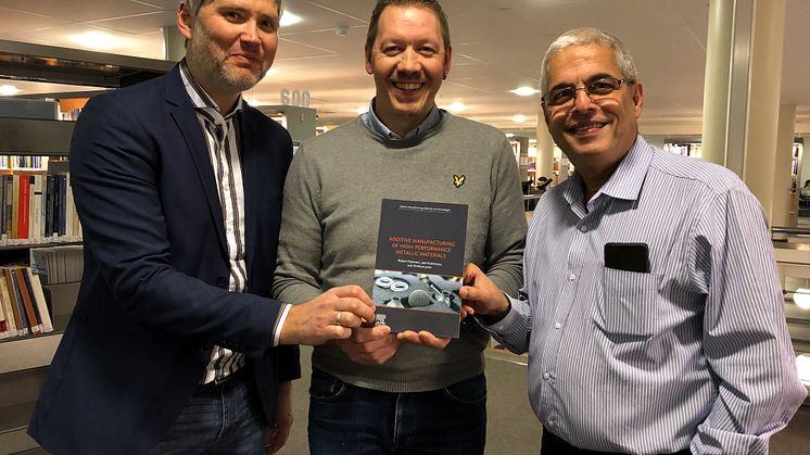 Stolta redaktörer bakom boken om additiv tillverkning: Joel Andersson, Robert Pederson och Shrikant Joshi. Foto: Högskolan Väst.