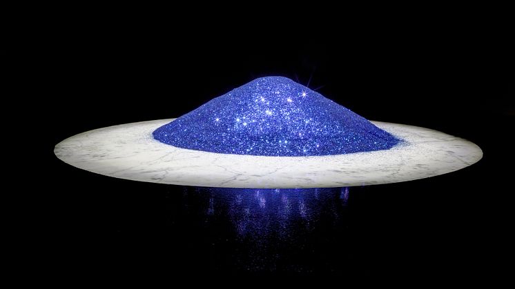Anna Estarriola, Our weight in ashes is 3,5% of our body mass, I have ordered my ashes in blue, I want to become blue stardust reaching the moon, 2015, foto: Jussi Tiainen. Loan from Finnish National Gallery, Museum of Contemporary Art Kiasma.