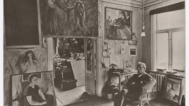 Photo: Edvard Munch in his livingroom at Ekely 1943