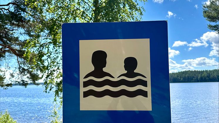 Bada tillsammans - badplatsskylten på plats vid Roxnäs udde, Falun.jpeg