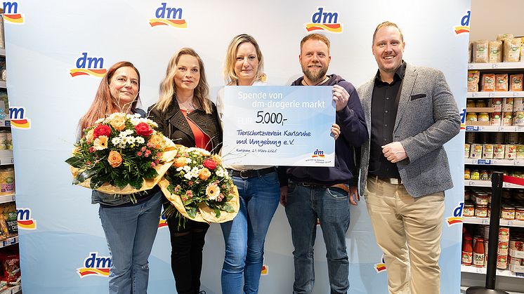 Box-Legende Regina Halmich nahm an der dm-Kasse 5.000 Euro für das Tierheim Karlsruhe ein