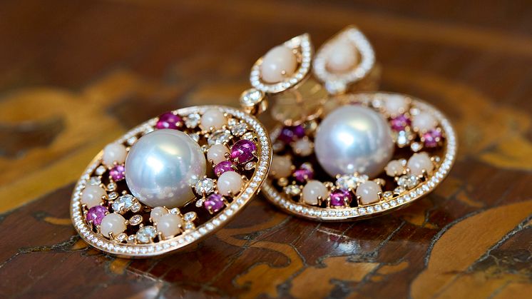 Queen Charlotte earrings 02