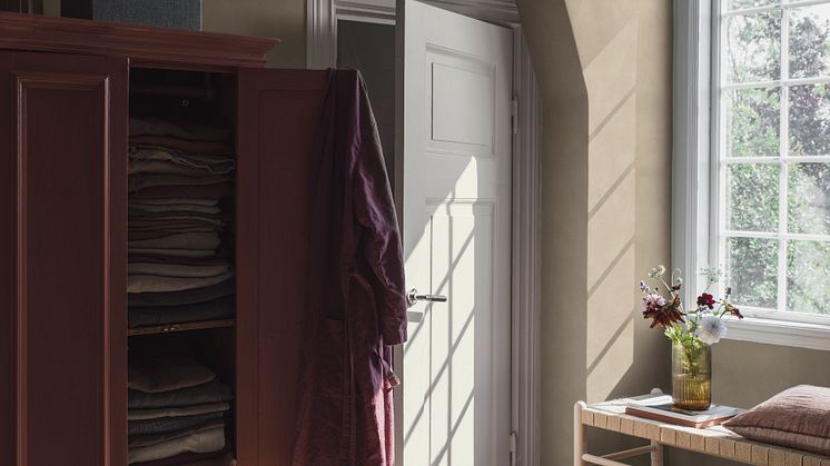 Shades_Orpriment_Image_Roomshot_Item_5061_0004_V3_PR
