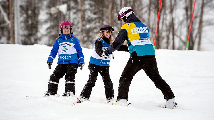 Alla på snö - alpin skidåkning barn och ledare